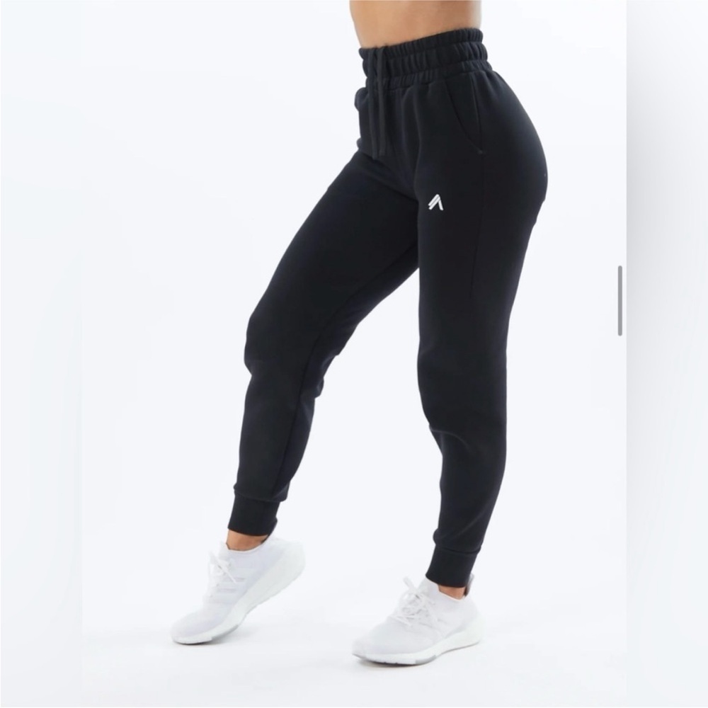 Alphalete ELMTS Women’s Cuffed Jogger Sweatpants Black